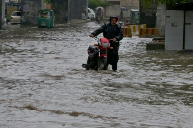 Um paquistanês com sua bicicleta percorre uma estrada inundada causada por fortes chuvas em Peshawar, Paquistão, segunda-feira, 15 de abril de 2024. Raios e fortes chuvas mataram dezenas de pessoas, a maioria agricultores, em todo o Paquistão nos últimos três dias, disseram autoridades na segunda-feira, enquanto as autoridades declaravam estado de emergência no sudoeste do país após uma chuva durante a noite para evitar mais vítimas e danos