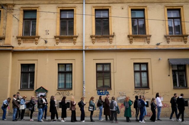 Eleitores esperam perto de uma assembleia de voto em Zagreb