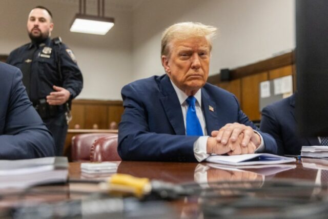 Trump senta-se à mesa da defesa num tribunal de Manhattan