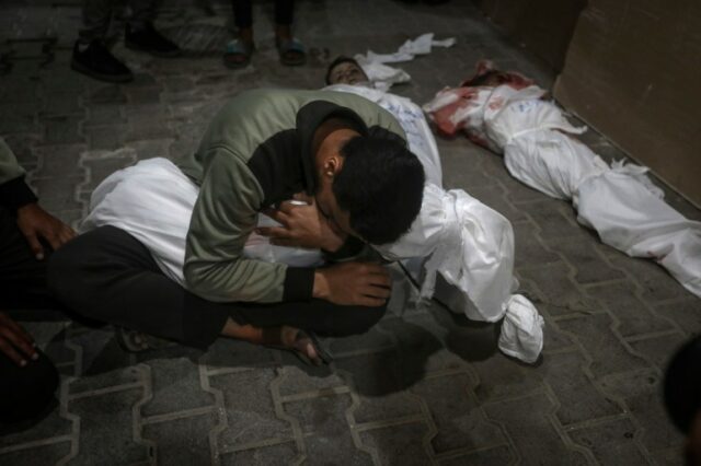 Um jovem palestino lamenta a morte de um parente morto no bombardeio israelense na Faixa de Gaza, no necrotério do Hospital do Kuwait no campo de refugiados de Rafah, sul da Faixa de Gaza, na manhã de sábado, 20 de abril de 2024.