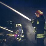 Pessoal dos serviços de emergência trabalha para extinguir um incêndio
