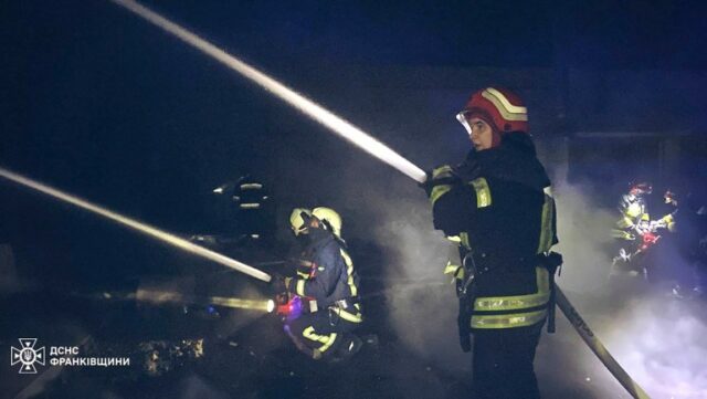 Pessoal dos serviços de emergência trabalha para extinguir um incêndio 