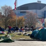 A polícia libera um acampamento no campus da Northeastern University em Boston, na manhã de sábado, 27 de abril de 2024.