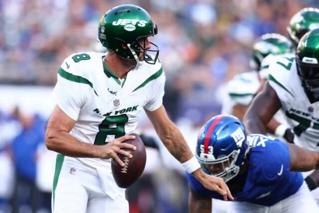 Aaron Rodgers, nº 8 do New York Jets, luta contra o New York Giants durante um jogo de pré-temporada no MetLife Stadium em 26 de agosto de 2023 em East Rutherford, Nova Jersey.