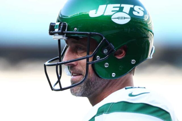 Aaron Rodgers, nº 8 do New York Jets, se aquece antes do jogo contra o New York Giants no MetLife Stadium em 26 de agosto de 2023 em East Rutherford, Nova Jersey.