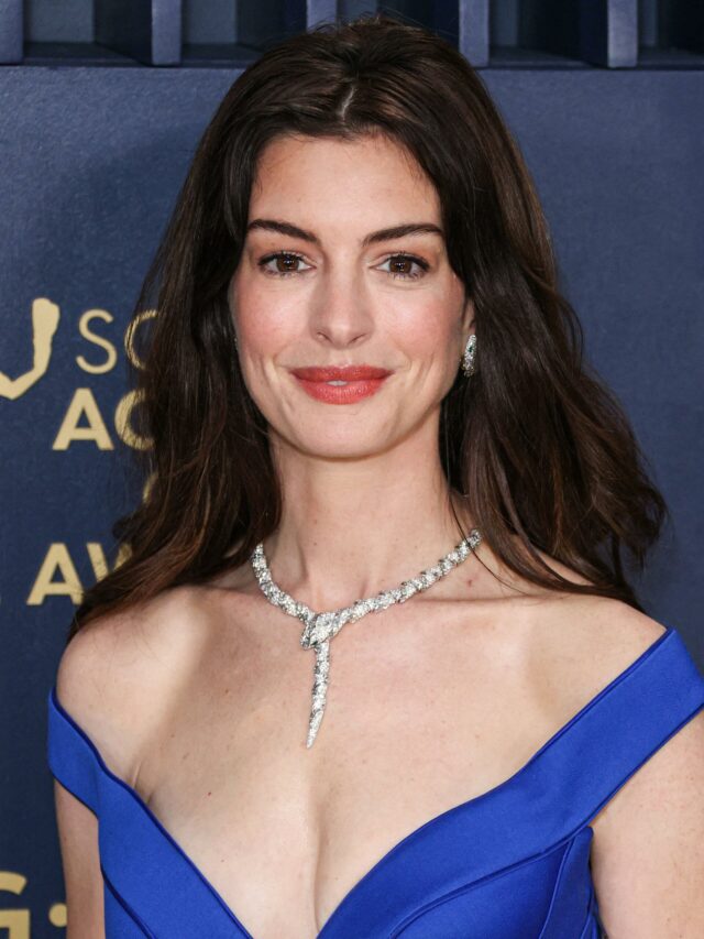 Anne Hathaway comparece ao 30º Screen Actors Guild Awards
