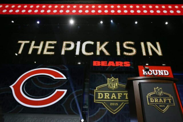Os gráficos aparecem na tela depois que Kevin White, do West Virginia Mountaineers, é escolhido em 7º lugar geral pelo Chicago Bears durante a primeira rodada do Draft da NFL de 2015 no Auditorium Theatre da Roosevelt University em 30 de abril de 2015 em Chicago, Illinois.