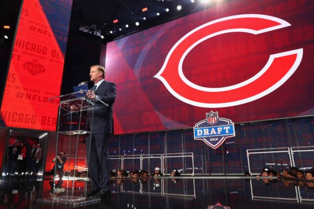 ARLINGTON, TX - 26 DE ABRIL: O comissário da NFL Roger Goodell anuncia uma escolha do Chicago Bears durante a primeira rodada do Draft da NFL 2018 no AT&T Stadium em 26 de abril de 2018 em Arlington, Texas.