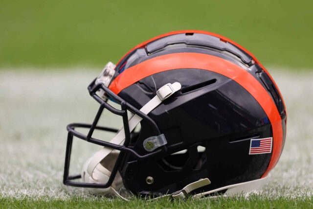 Detalhe de um capacete do Chicago Bears antes do jogo contra o Houston Texans no Soldier Field em 25 de setembro de 2022 em Chicago, Illinois.