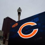 CHICAGO, IL - 28 DE ABRIL: Um gráfico do Chicago Bears é exibido no Grant Park, na entrada do NFL Draft Town, antes do início do NFL Draft 2016 em 28 de abril de 2016 em Chicago, Illinois.