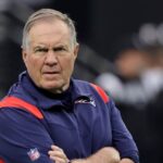 O técnico Bill Belichick, do New England Patriots, observa seus jogadores se aquecerem antes de um jogo contra o Las Vegas Raiders no Allegiant Stadium em 18 de dezembro de 2022 em Las Vegas, Nevada.  Os Raiders derrotaram os Patriots por 30-24.