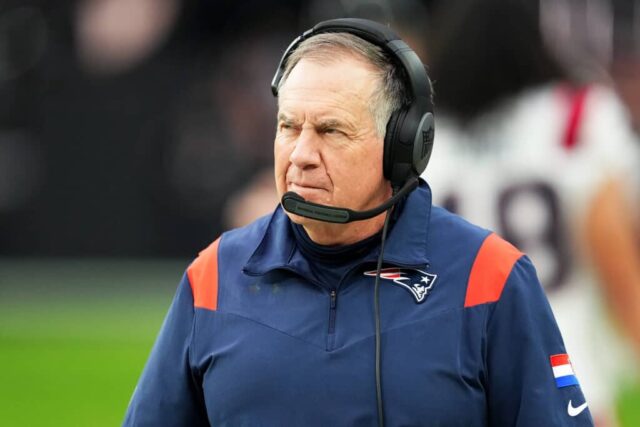 O técnico Bill Belichick do New England Patriots reage durante o primeiro quarto contra o Las Vegas Raiders no Allegiant Stadium em 18 de dezembro de 2022 em Las Vegas, Nevada.