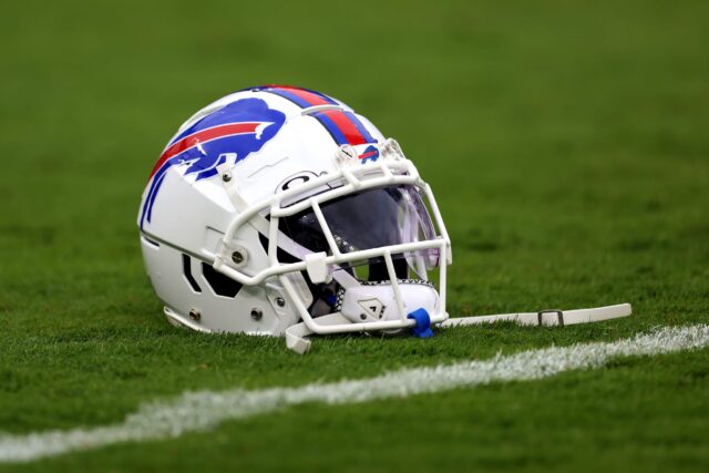 Detalhe de um capacete do Buffalo Bills durante o aquecimento contra o Baltimore Ravens no M&T Bank Stadium em 2 de outubro de 2022 em Baltimore, Maryland.