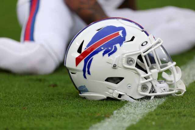 Detalhe de um capacete do Buffalo Bills durante o aquecimento contra o Baltimore Ravens no M&T Bank Stadium em 2 de outubro de 2022 em Baltimore, Maryland.