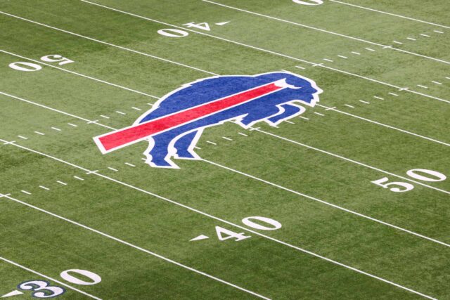 O logotipo do Buffalo Bills é visto em campo antes de um jogo contra o Cincinnati Bengals no jogo AFC Divisional Playoff no Highmark Stadium em 22 de janeiro de 2023 em Orchard Park, Nova York.