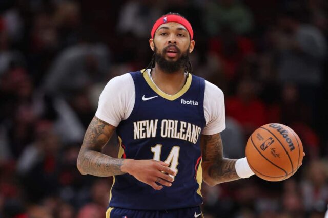 CHICAGO, ILLINOIS - 02 DE DEZEMBRO: Brandon Ingram nº 14 do New Orleans Pelicans dribla a quadra contra o Chicago Bulls durante o segundo tempo no United Center em 02 de dezembro de 2023 em Chicago, Illinois.  NOTA AO USUÁRIO: O Usuário reconhece e concorda expressamente que, ao baixar e/ou usar esta fotografia, o Usuário está concordando com os termos e condições do Contrato de Licença da Getty Images.