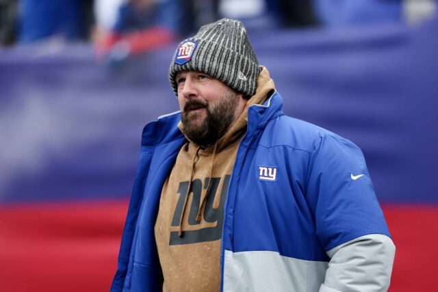 O técnico Brian Daboll, do New York Giants, observa antes de um jogo contra o New England Patriots no MetLife Stadium em 26 de novembro de 2023 em East Rutherford, Nova Jersey.