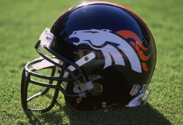 Uma visão geral do capacete do Denver Broncos após o jogo contra o Arizona Cardinals no Sun Devil Stadium em Tempe, Arizona.  Os Broncos derrotaram os Cardinals por 38-
