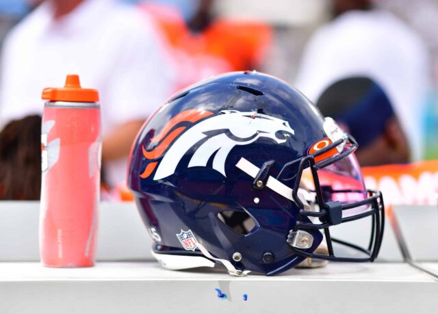 Uma visão detalhada de um capacete do Denver Broncos durante o jogo entre o Denver Broncos e o Jacksonville Jaguars no TIAA Bank Field em 19 de setembro de 2021 em Jacksonville, Flórida.