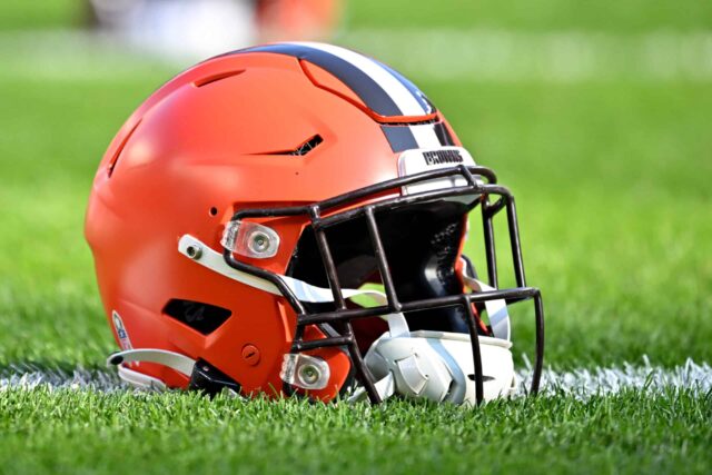 CLEVELAND, OHIO - NOVEMBRO 05: Uma visão detalhada de um capacete do Cleveland Browns antes do jogo contra o Arizona Cardinals no Cleveland Browns Stadium em 05 de novembro de 2023 em Cleveland, Ohio.