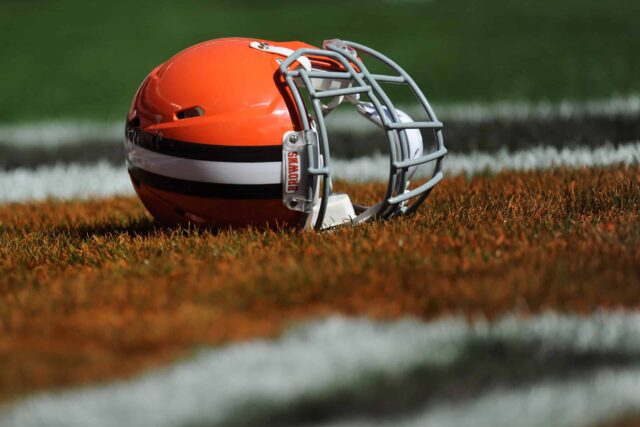 Um capacete do Cleveland Browns está na end zone antes do jogo contra o Baltimore Ravens no FirstEnergy Stadium em 21 de setembro de 2014 em Cleveland, Ohio.  Os Ravens derrotaram os Browns por 23-21.