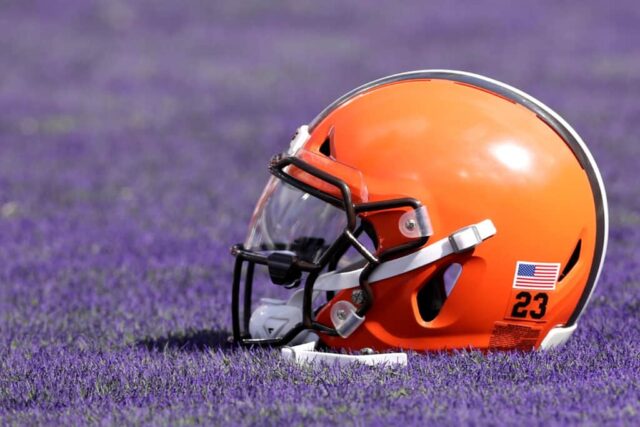 O capacete de Damarious Randall #23 do Cleveland Browns é mostrado antes do jogo entre Browns e Baltimore Ravens no M&T Bank Stadium em 29 de setembro de 2019 em Baltimore, Maryland.