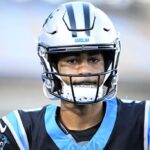 Bryce Young nº 9 do Carolina Panthers observa antes do jogo contra o Indianapolis Colts no Bank of America Stadium em 5 de novembro de 2023 em Charlotte, Carolina do Norte.