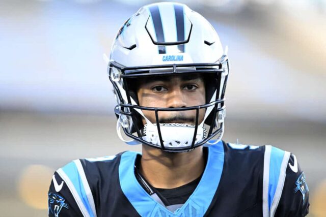 Bryce Young nº 9 do Carolina Panthers observa antes do jogo contra o Indianapolis Colts no Bank of America Stadium em 5 de novembro de 2023 em Charlotte, Carolina do Norte.