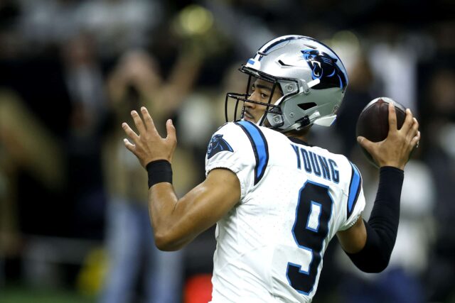 NOVA ORLEÃES, LOUISIANA - 10 DE DEZEMBRO: Bryce Young # 9 do Carolina Panthers lança um passe durante o primeiro quarto contra o New Orleans Saints no Caesars Superdome em 10 de dezembro de 2023 em Nova Orleans, Louisiana.