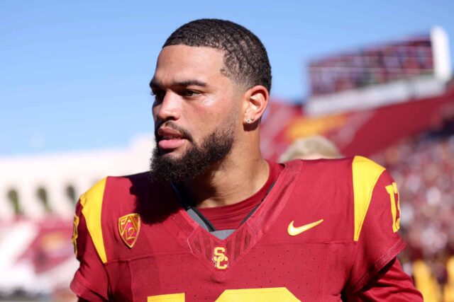 LOS ANGELES, CALIFÓRNIA - 26 DE AGOSTO: Caleb Williams nº 13 dos Trojans da USC observa antes do jogo contra o San Jose State Spartans no United Airlines Field no Los Angeles Memorial Coliseum em 26 de agosto de 2023 em Los Angeles, Califórnia.