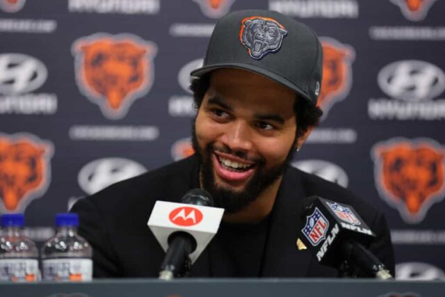 LAKE FOREST, ILLINOIS - 26 DE ABRIL: Caleb Williams nº 18 do Chicago Bears fala responde a uma pergunta da mídia durante sua coletiva de imprensa introdutória no Halas Hall em 26 de abril de 2024 em Lake Forest, Illinois.  Caleb Williams foi escolhido em primeiro lugar no Draft de 2024 da NFL na quinta-feira.