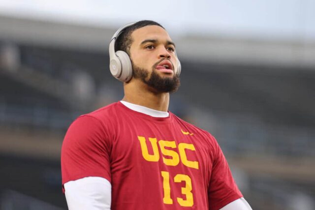 SOUTH BEND, INDIANA - 14 DE OUTUBRO: Caleb Williams nº 13 dos Trojans da USC observa antes do jogo contra o Notre Dame Fighting Irish no Notre Dame Stadium em 14 de outubro de 2023 em South Bend, Indiana.