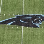 O logotipo do meio-campo no Bank of America Stadium é visto antes do jogo entre o New York Jets e o Carolina Panthers em 12 de setembro de 2021 em Charlotte, Carolina do Norte.