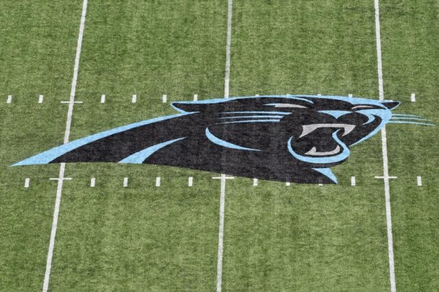 O logotipo do meio-campo no Bank of America Stadium é visto antes do jogo entre o New York Jets e o Carolina Panthers em 12 de setembro de 2021 em Charlotte, Carolina do Norte.