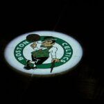 Um detalhe do logotipo do Boston Celtics quando o Celtics se prepara para jogar contra o Los Angeles Lakers durante o quarto jogo das finais da NBA de 2010 em 10 de junho de 2010 no TD Garden em Boston, Massachusetts.  NOTA AO USUÁRIO: O usuário reconhece e concorda expressamente que, ao baixar e/ou usar esta fotografia, o usuário concorda com os termos e condições do Contrato de Licença da Getty Images.