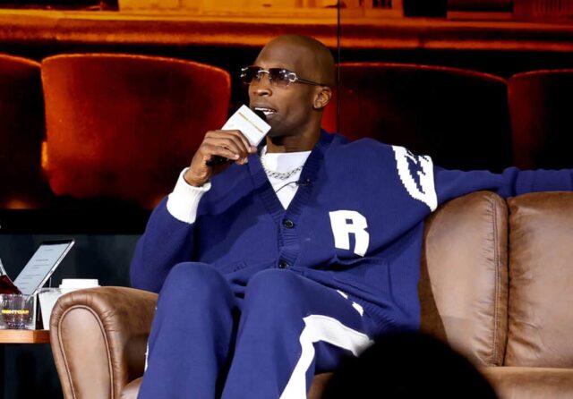 LAS VEGAS, NEVADA - FEVEREIRO 08: Chad Ochocinco fala no palco durante The Volume - Nightcap Live Show com Shannon Sharpe e Chad Ochocinco no Redtail em 08 de fevereiro de 2024 em Las Vegas, Nevada.