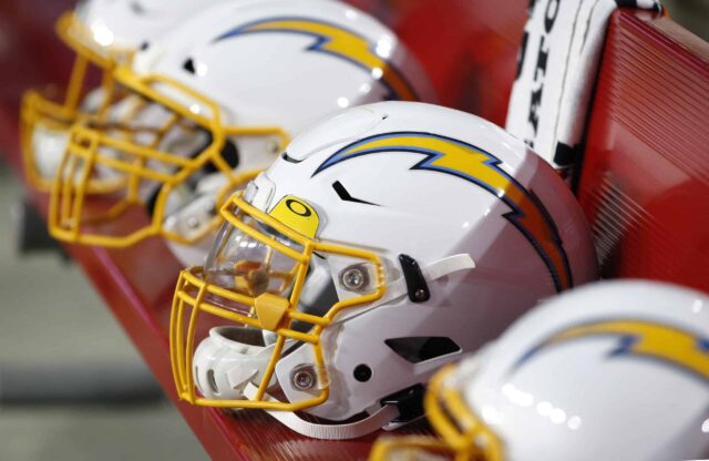 Capacetes do Los Angeles Chargers no banco antes do início do jogo de pré-temporada da NFL contra o Arizona Cardinals no State Farm Stadium em 8 de agosto de 2019 em Glendale, Arizona.