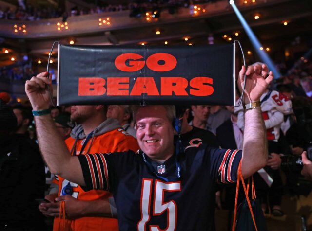 Um fã do Chicago Bears exibe uma placa durante o Draft da NFL 2016 no Auditorium Theatre em 28 de abril de 2016 em Chicago, Illinois.