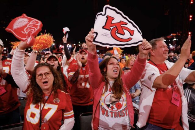 KANSAS CITY, MO - 28 DE ABRIL: Os fãs do Kansas City Chiefs reagem à seleção de seus times na terceira rodada do Draft da NFL de 2023 na Union Station em 28 de abril de 2023 em Kansas City, Missouri.