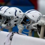 BALTIMORE, MARYLAND - 24 DE SETEMBRO: Os capacetes do Indianapolis Colts ficam no banco antes do início do jogo Colts e Baltimore Ravens no M&T Bank Stadium em 24 de setembro de 2023 em Baltimore, Maryland.