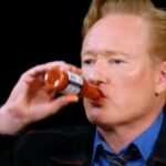 Conan O'Brien bebe molho picante no final da 23ª temporada (First We Feast)