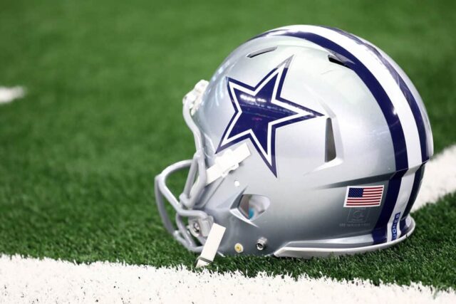 Um capacete do Dallas Cowboys no AT&T Stadium em 14 de outubro de 2018 em Arlington, Texas.