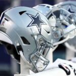 FILADÉLFIA, PENSILVÂNIA - NOVEMBRO 05: Os capacetes do Dallas Cowboys são vistos contra o Philadelphia Eagles no Lincoln Financial Field em 05 de novembro de 2023 na Filadélfia, Pensilvânia.