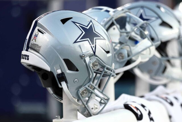 FILADÉLFIA, PENSILVÂNIA - NOVEMBRO 05: Os capacetes do Dallas Cowboys são vistos contra o Philadelphia Eagles no Lincoln Financial Field em 05 de novembro de 2023 na Filadélfia, Pensilvânia.