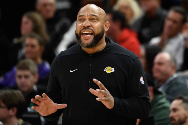 SALT LAKE CITY, UTAH - FEVEREIRO 14: O técnico do Los Angeles Lakers, Darvin Ham, observa durante o segundo tempo de um jogo contra o Utah Jazz no Delta Center em 14 de fevereiro de 2024 em Salt Lake City, Utah.  NOTA AO USUÁRIO: O Usuário reconhece e concorda expressamente que, ao baixar e/ou usar esta fotografia, o Usuário está concordando com os termos e condições do Contrato de Licença da Getty Images.