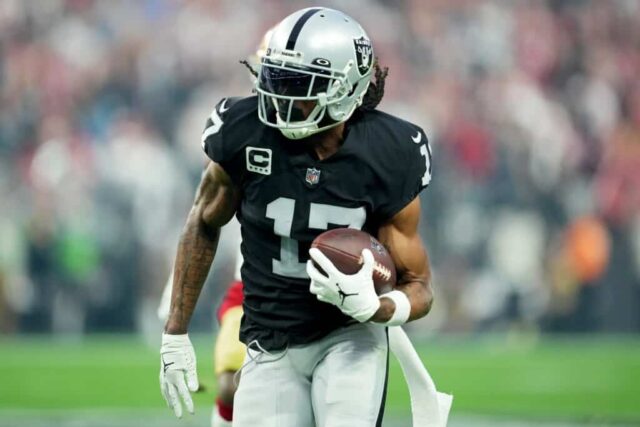 Davante Adams nº 17 do Las Vegas Raiders corre para um touchdown contra o San Francisco 49ers durante o terceiro quarto no Allegiant Stadium em 1º de janeiro de 2023 em Las Vegas, Nevada.