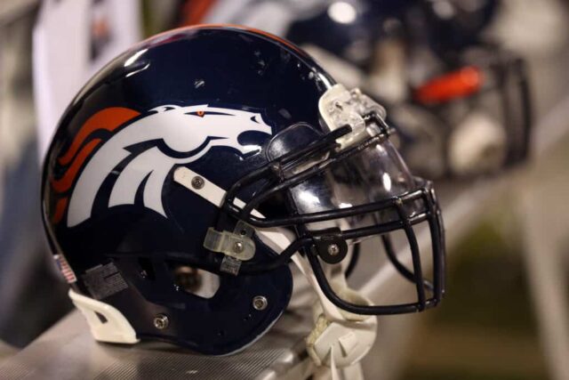 Os capacetes do Denver Broncos ficam no banco durante o jogo contra o Oakland Raiders no O.co Coliseum em 6 de dezembro de 2012 em Oakland, Califórnia.