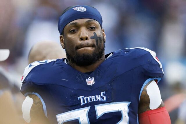 NASHVILLE, TENNESSEE - 26 DE NOVEMBRO: Derrick Henry # 22 do Tennessee Titans observa durante o primeiro tempo contra o Carolina Panthers no Nissan Stadium em 26 de novembro de 2023 em Nashville, Tennessee.