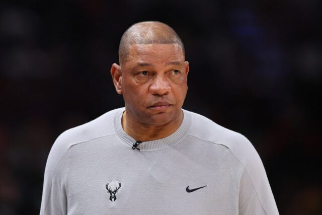 CHICAGO, ILLINOIS - 01 DE MARÇO: O técnico Doc Rivers do Milwaukee Bucks enfrenta o Chicago Bulls durante o primeiro tempo no United Center em 01 de março de 2024 em Chicago, Illinois.  NOTA AO USUÁRIO: O Usuário reconhece e concorda expressamente que, ao baixar e/ou usar esta fotografia, o Usuário está concordando com os termos e condições do Contrato de Licença da Getty Images.