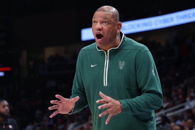 ATLANTA, GEÓRGIA - 30 DE MARÇO: O técnico Doc Rivers do Milwaukee Bucks reage contra o Atlanta Hawks durante o primeiro quarto na State Farm Arena em 30 de março de 2024 em Atlanta, Geórgia.  NOTA AO USUÁRIO: O usuário reconhece e concorda expressamente que, ao baixar e/ou usar esta fotografia, o usuário concorda com os termos e condições do Contrato de Licença da Getty Images. 